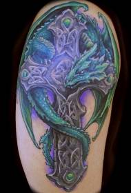 Gerai atrodantis keltų kryžius su drakono tatuiruotės modeliu