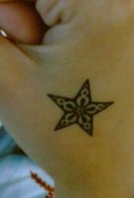 Boca de tigre a mà bonic patró de tatuatge d'estrelles de cinc puntes