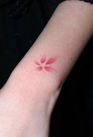 Ragazza di bracciu di zitella bella modellu di tatuaggi di fiore di ciliegia
