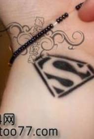 Modellu di tatuatu di bracciu classicu di mudellu di Superman