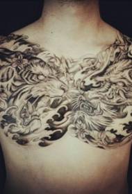 Мужчынскі ўладальнік паловы дракона і тыгровага малюнка татуіроўкі