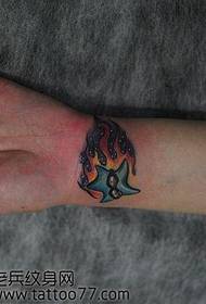 Rankos žvaigždės liepsnos tatuiruotės modelis