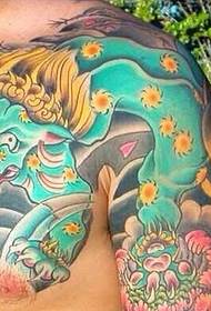 Skaists pārsprāgtās krāsas tetovējuma pusgrieznis