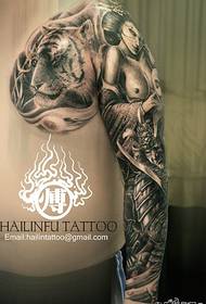 Super zgodan polugoli tigrov cvjetni krak geisha ratnika uzorak tetovaže