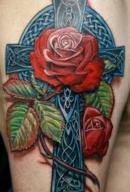 Arm realističan uzorak od tetovaža ruža i keltskog križa