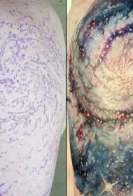 Sjajna ramena šareni realistični uzorak svemirskih tetovaža
