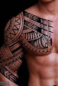 Polovica atmosferskega totemskega vzorca tatoo