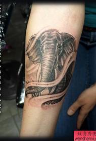 手部素描大象纹身图案