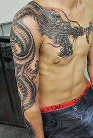 एशियाई शैली का हाफ-ड्रैगन टैटू