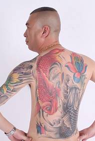 Matura viro havas belan kolorajn duon-kirasajn tatuojn