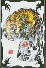 Ветеран тетоважа узорак тигрова на пола лубање