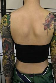 Fată alternativă dublu jumătate de culoare cu totem model de tatuaj