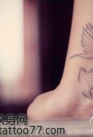 Rameno krásne klasické tetovanie holubica totem