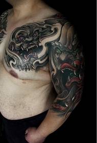 Bonega bela duon-krusta leona tatuado