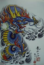 Un patrón de tatuaxe de dragón de chal de medio peito