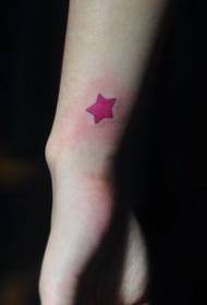 Pergelangan tangan pola tato bintang berujung lima berwarna