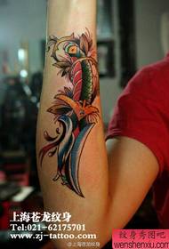 Flickans arm, en dolk tatuering mönster
