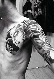 Foto de tatuatge de mitja armadura en blanc i negre combinada amb Buda i màgia