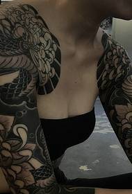 Sexy beauty double half armor tattoo pattern is very domineering