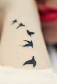 Ang pattern ng tattoo ng feather arm totem bird