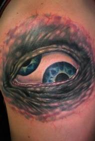 To øyeeple tatoveringsmønstre inne i det forferdelige øyet på armen