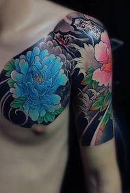 Smukke farvede halvpæon-tatoveringsmønster