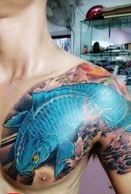 Класичний красивий татуювання коропа на броні