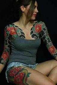 Foreign beauty double half-color tattoo pattern is very domineering