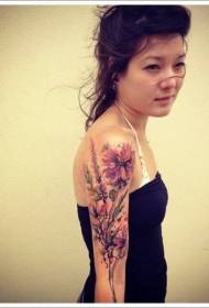 Снимка на женско рамо акварелно цвете татуировка