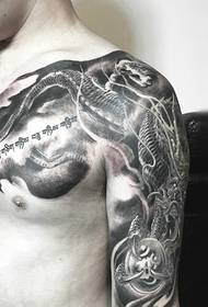 Fotografi tatuazhesh gjysmë gjatësi Sanskrike e zezë dhe e bardhë