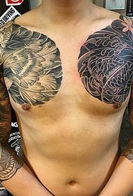Ett kraftfullt tatueringsmönster med dubbla halva totema