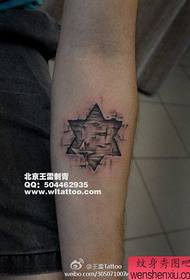 Bardzo przystojny sześcioramienny wzór tatuażu gwiazdy na ramieniu dziewczyny