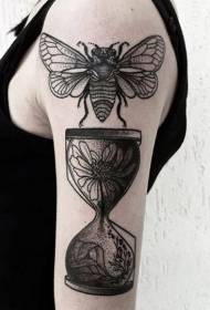 Brazo insecto y reloj de arena patrón de tatuaje negro