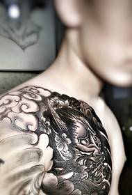 Model de tatuaj super-alb, alb-negru, dominator