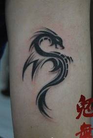 Рука класічны папулярны малюнак татуіроўкі татэм дракона