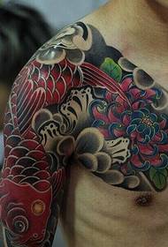 un tatuaj maniac colorat cu jumătate de lungime