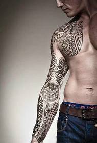 Fotot tatuazhe gjysmë-e fuqishme dhe e fuqishme gjysmë e një tatuazh