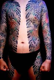 Особено мъжествен модел на татуировка с двоен полусмусък