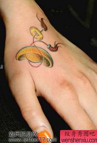 Ομορφιά χέρι χρυσό μοτίβο τατουάζ ράβδων
