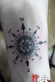 Pop arm je uzorak tetovaže kompasa