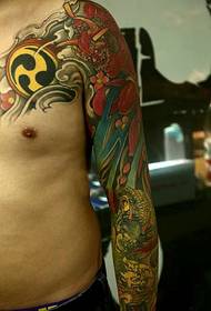 Savršeni uzorak tetovaže polovnog oklopa dominirajuće boje