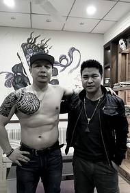 Gambar tato hitam dan putih setengah armor pria kuat sangat kuat