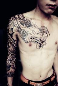 Polu crno-bijele slike tetovaža zlog zmaja vrlo su dominantne
