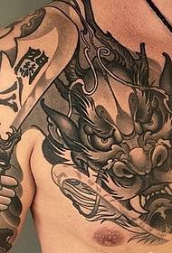 Handsome black and white half-cut Guanxi tattoo