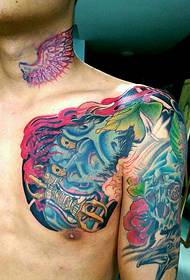 Šaunus ir nenugalimas spalvos tatuiruotės modelis su pusiau krūtine