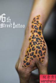 Ένα όμορφο τατουάζ λεοπάρδαλη για το χέρι ενός αγοριού