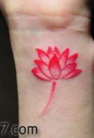 Model de tatuaj de lotus cu braț frumos