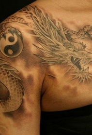 Dragão de xale de ombro e tatuagem de figura de Tai Chi