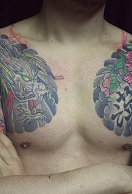 A dobre metade do patrón de tatuaxe de dragón de cor ten forza