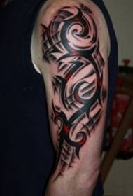 O braço do menino no desenho vermelho e preto criativo clássico totem flor braço tatuagem imagens